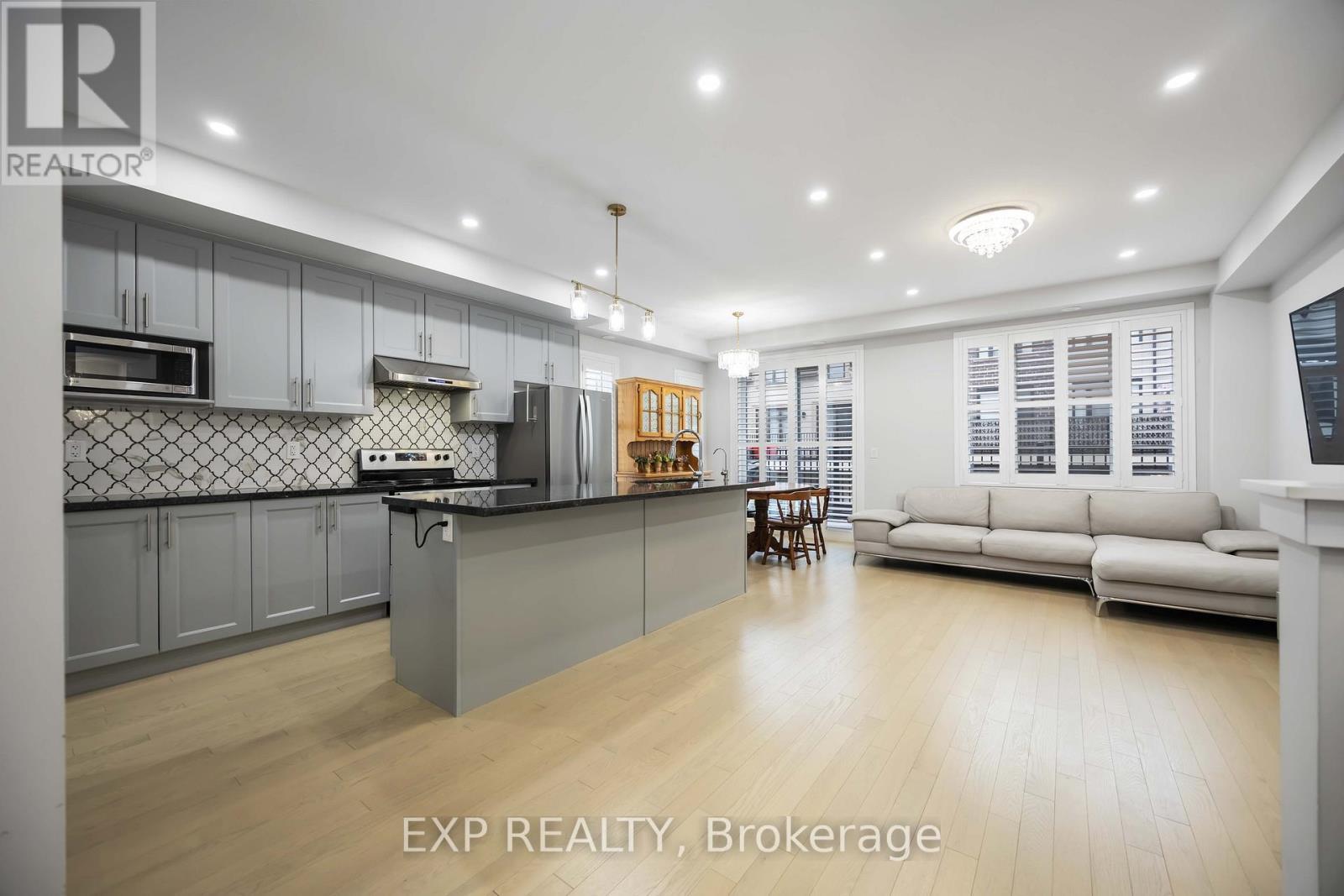 22 Guardhouse Crescent, Markham, ON - Indoor Photo Showing Kitchen With Upgraded Kitchen