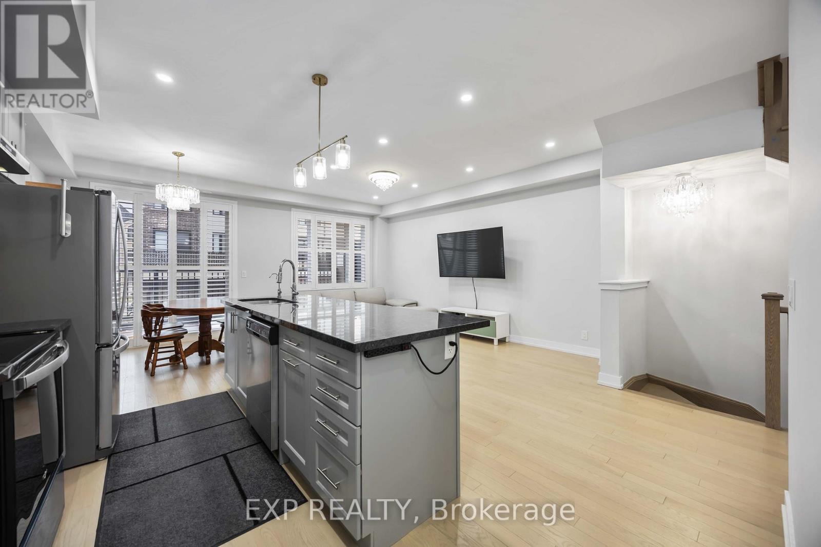 22 Guardhouse Crescent, Markham, ON - Indoor Photo Showing Kitchen With Upgraded Kitchen