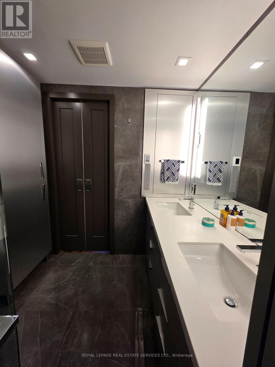 1406 - 2267 Lake Shore Boulevard W, Toronto, ON - Indoor Photo Showing Bathroom