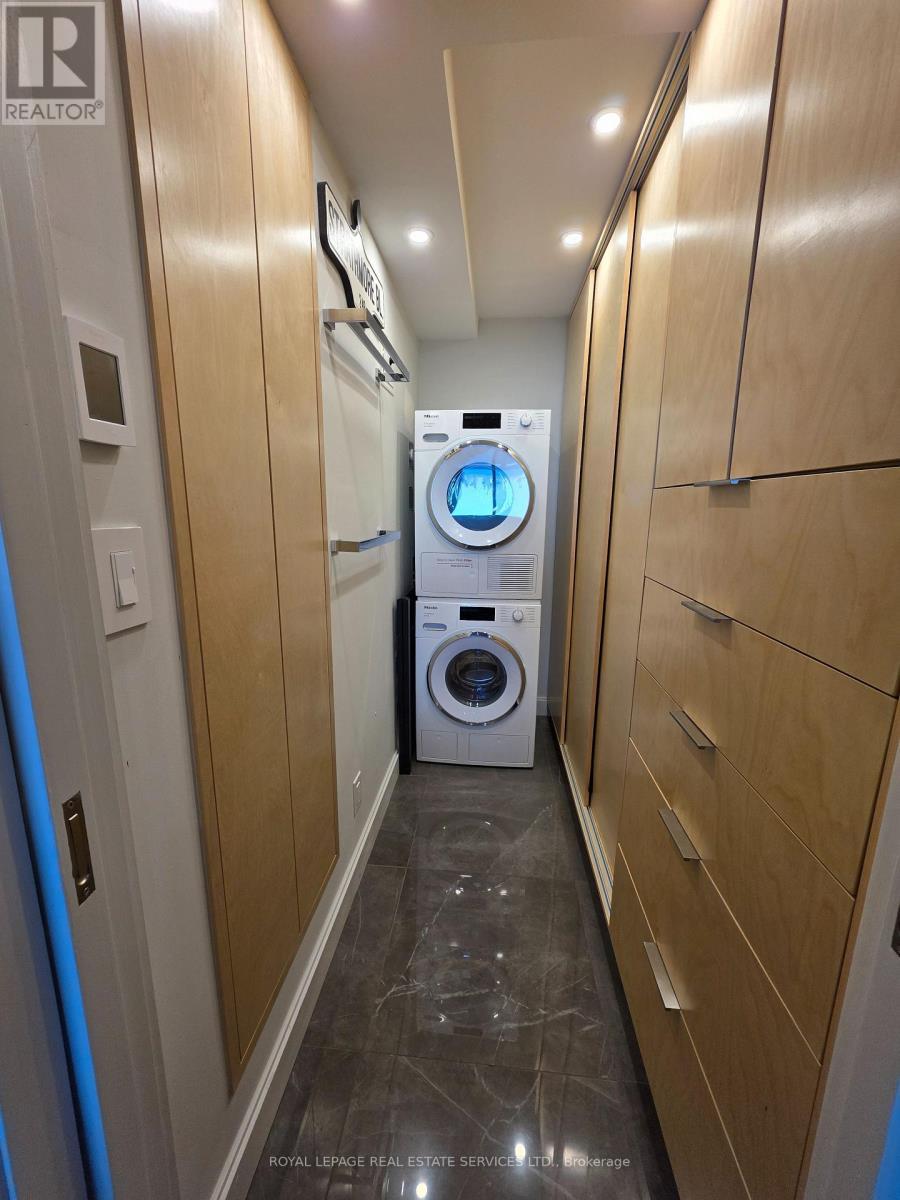 1406 - 2267 Lake Shore Boulevard W, Toronto, ON - Indoor Photo Showing Laundry Room