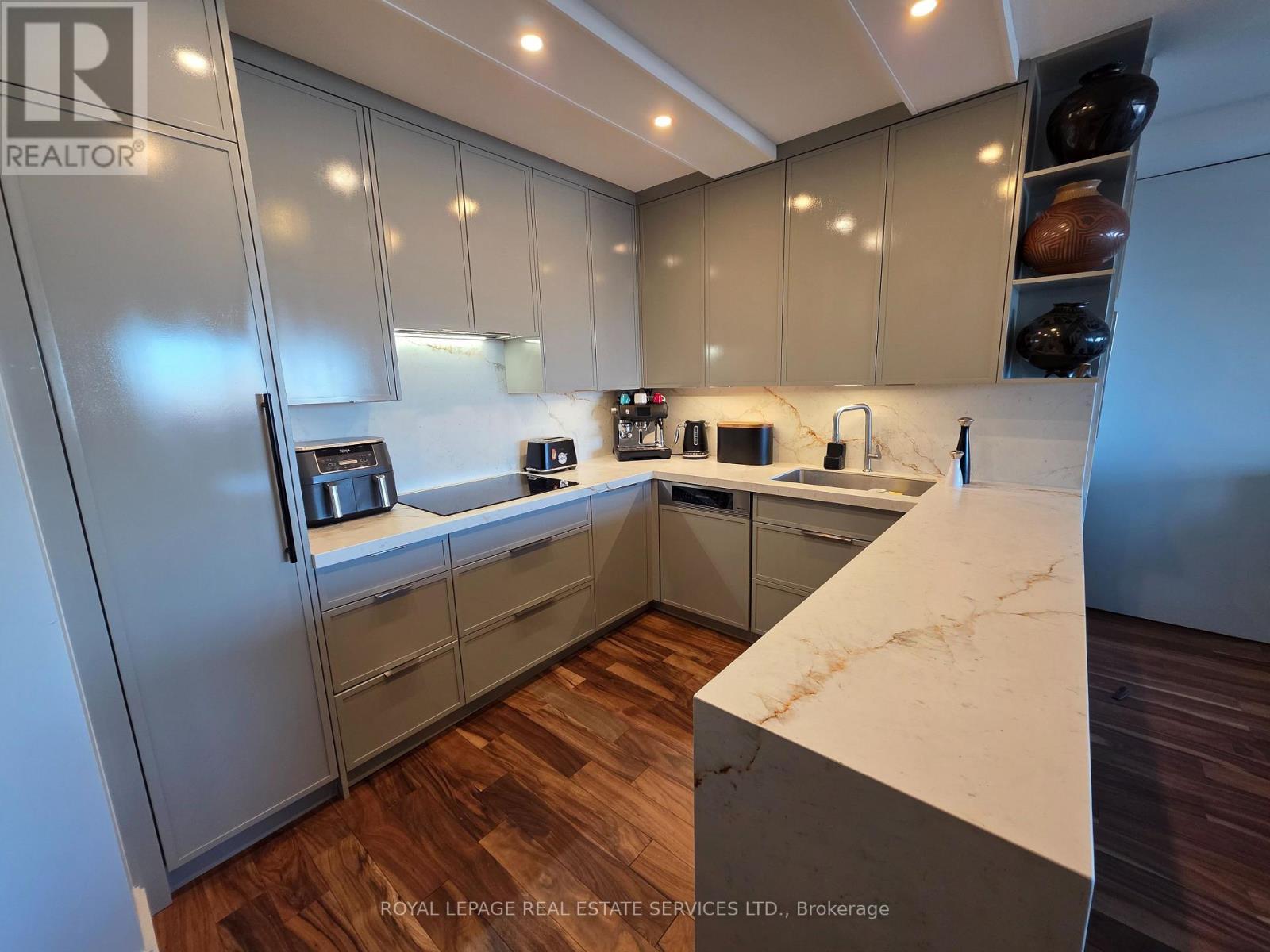 1406 - 2267 Lake Shore Boulevard W, Toronto, ON - Indoor Photo Showing Kitchen With Upgraded Kitchen