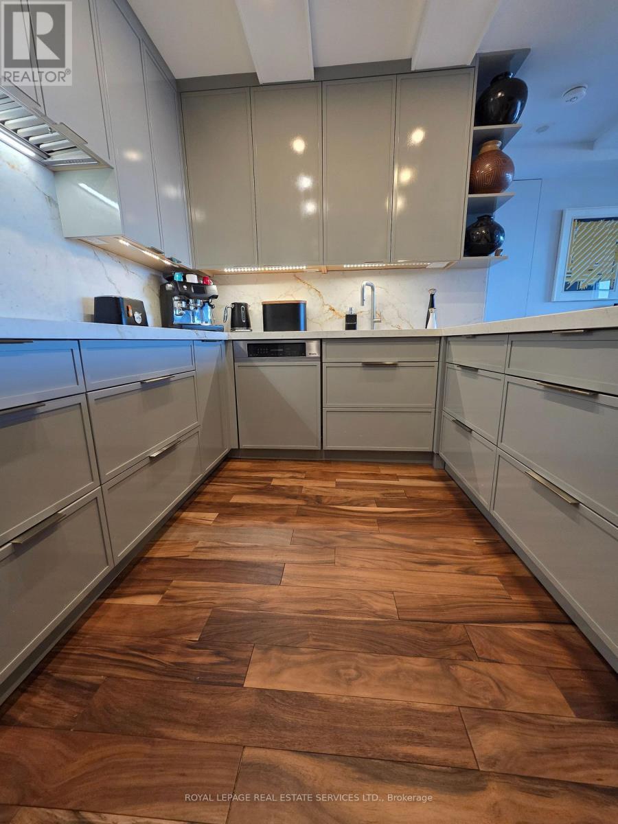 1406 - 2267 Lake Shore Boulevard W, Toronto, ON - Indoor Photo Showing Kitchen