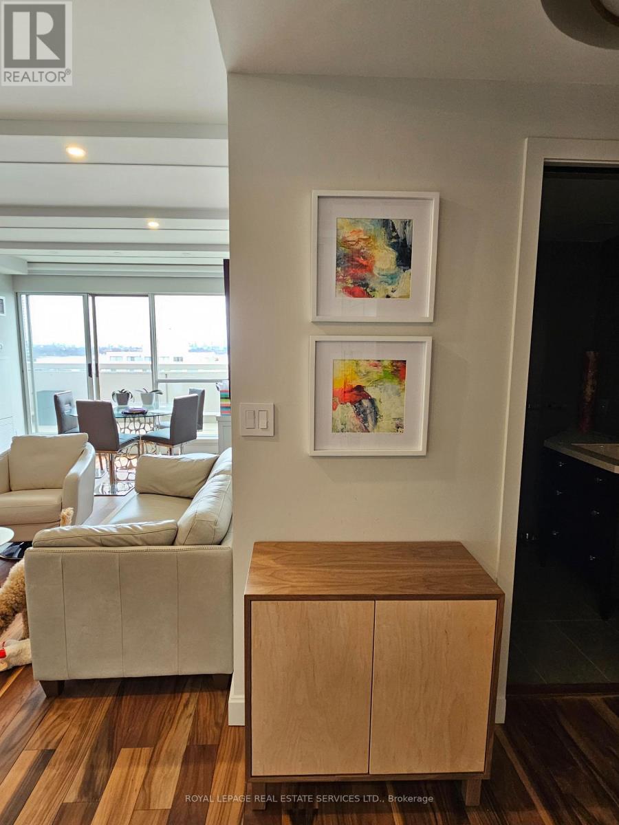 1406 - 2267 Lake Shore Boulevard W, Toronto, ON - Indoor Photo Showing Living Room