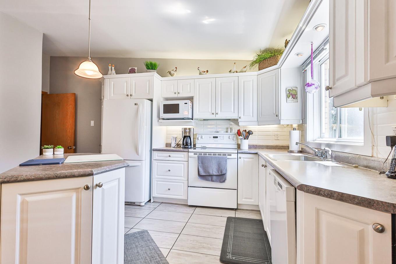 Cuisine - 216 8E Avenue, Laval (Laval-Des-Rapides), QC - Indoor Photo Showing Kitchen With Double Sink