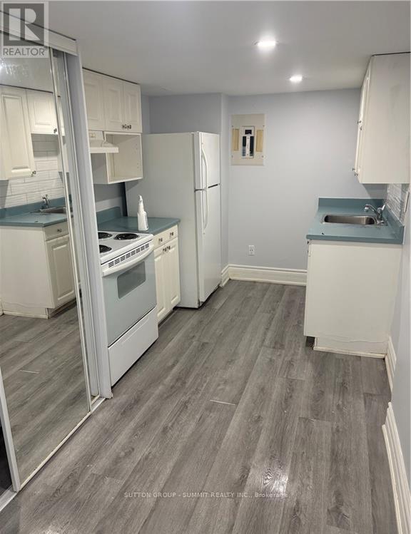 9 - 75 Mcintyre Crescent, Halton Hills, ON - Indoor Photo Showing Kitchen