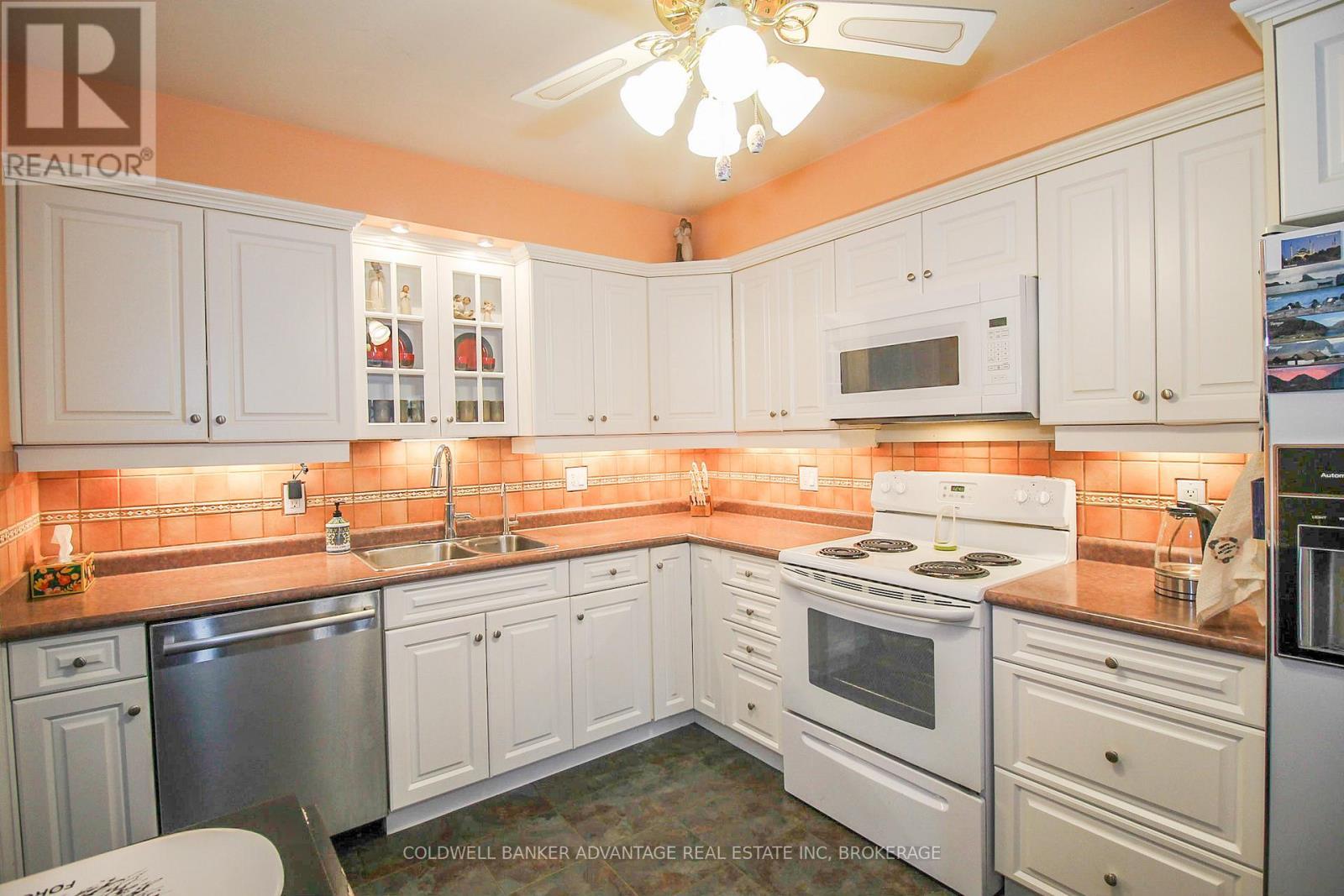 18 - 1599 Pelham Street, Pelham (Fonthill), ON - Indoor Photo Showing Kitchen With Double Sink