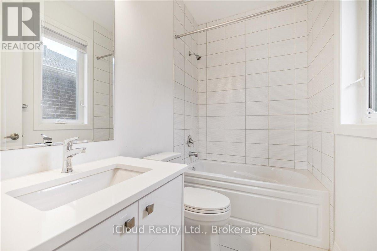 925 Hickory Crescent, Milton, ON - Indoor Photo Showing Bathroom