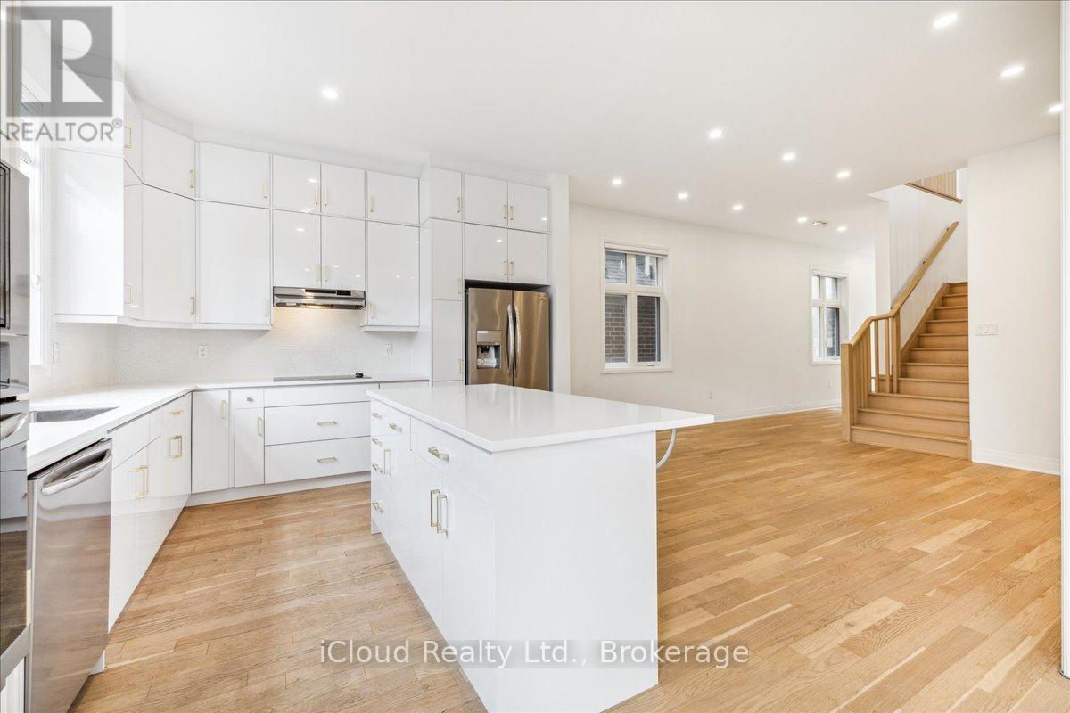 925 Hickory Crescent, Milton, ON - Indoor Photo Showing Kitchen With Upgraded Kitchen