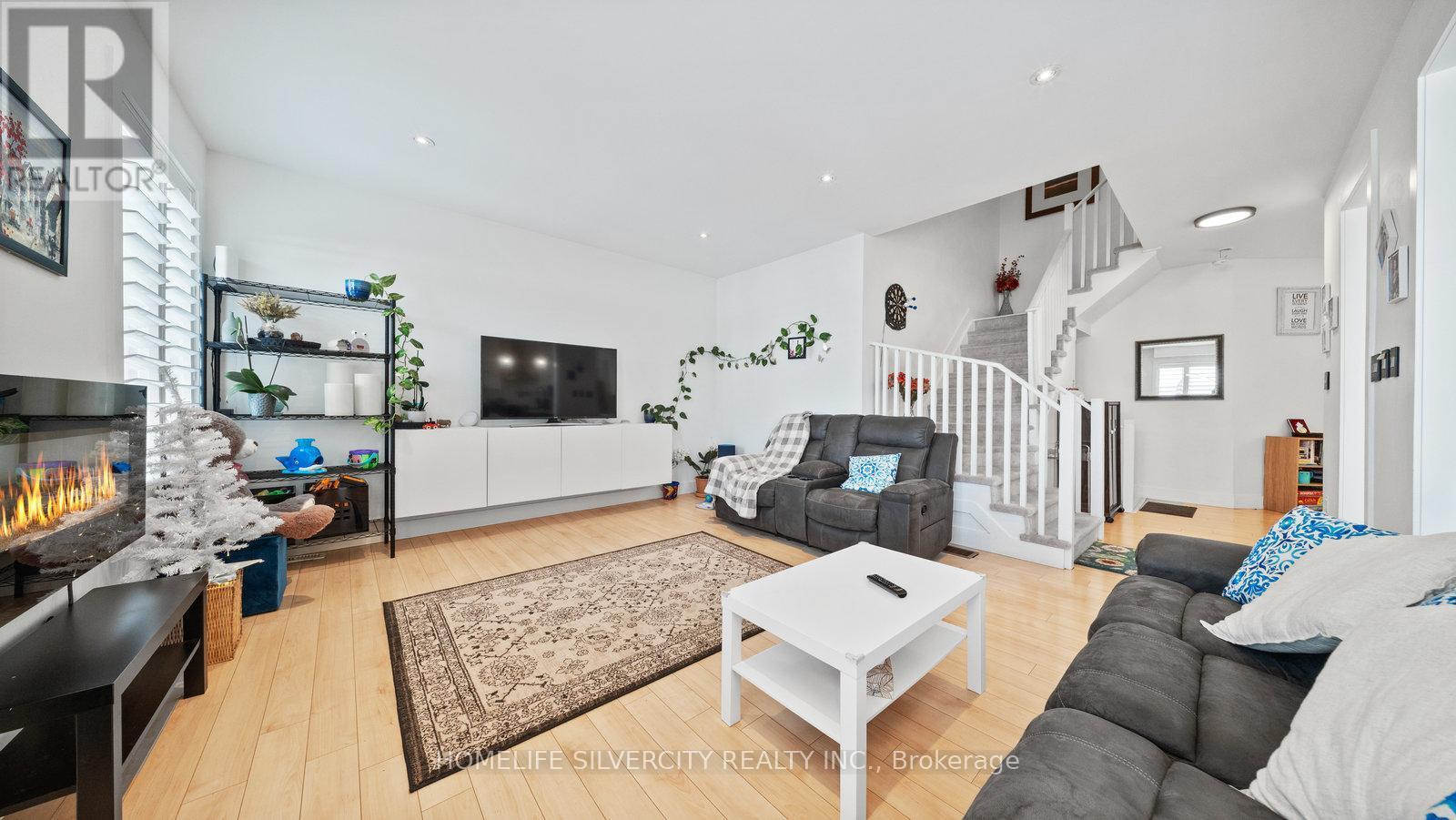 93 Gillespie Drive, Brantford, ON - Indoor Photo Showing Living Room