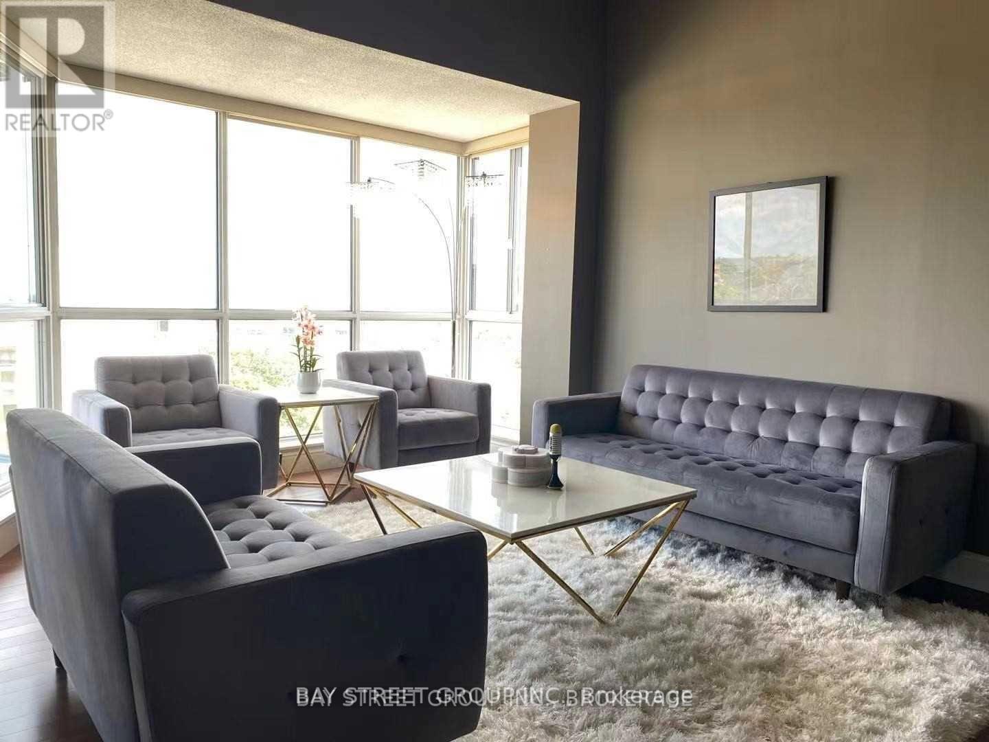 605 - 1071 Queens Avenue, Oakville, ON - Indoor Photo Showing Living Room