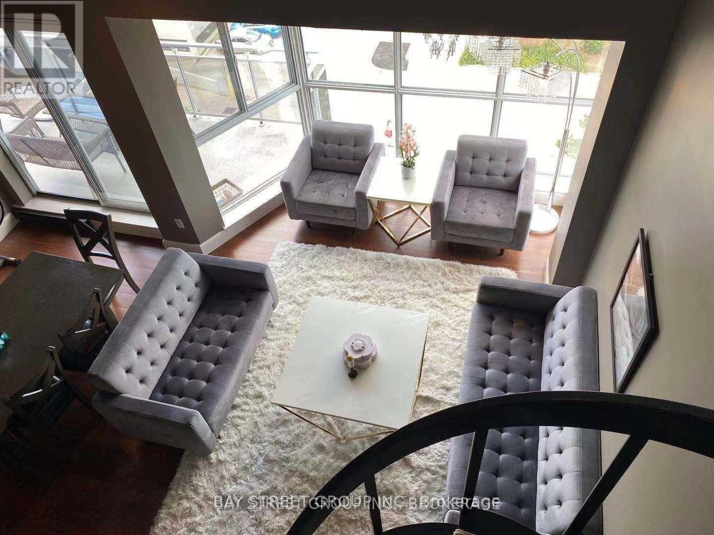 605 - 1071 Queens Avenue, Oakville, ON - Indoor Photo Showing Living Room