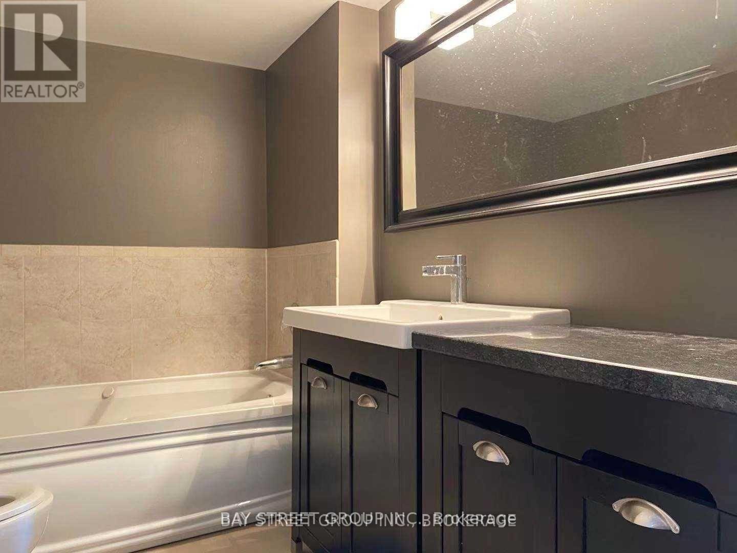 605 - 1071 Queens Avenue, Oakville, ON - Indoor Photo Showing Bathroom