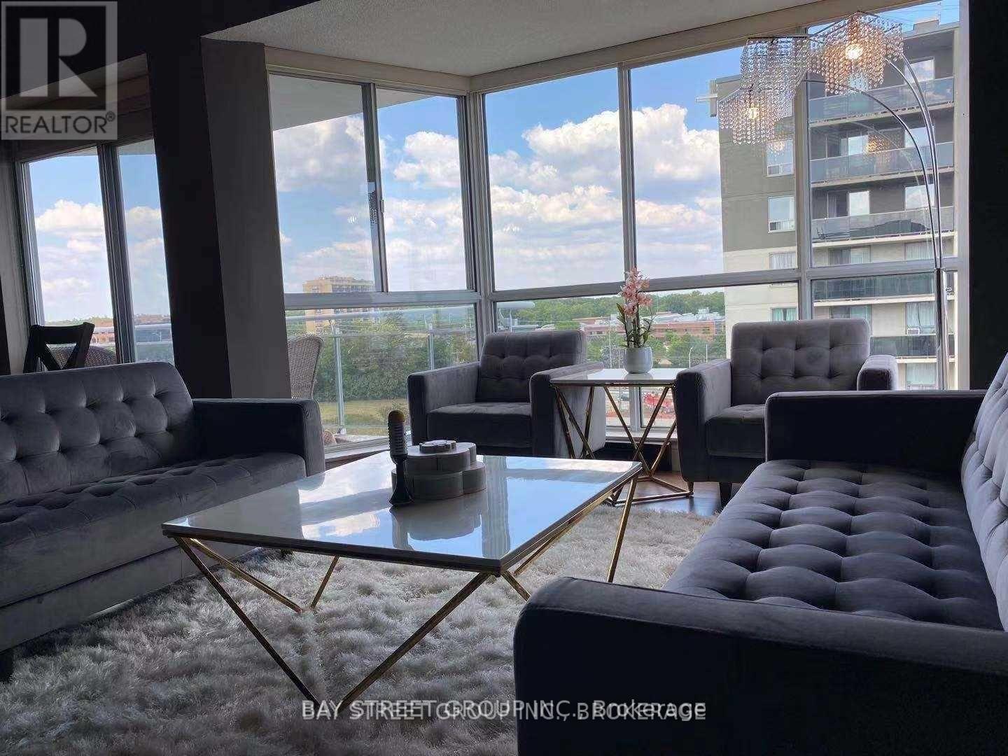 605 - 1071 Queens Avenue, Oakville, ON - Indoor Photo Showing Living Room