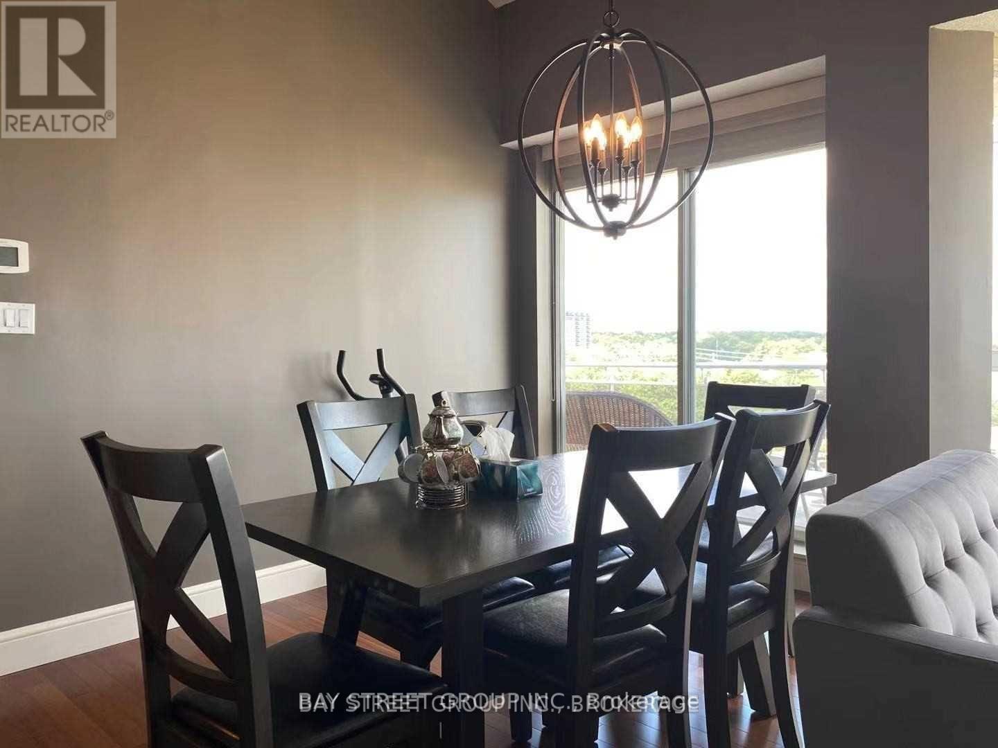 605 - 1071 Queens Avenue, Oakville, ON - Indoor Photo Showing Dining Room