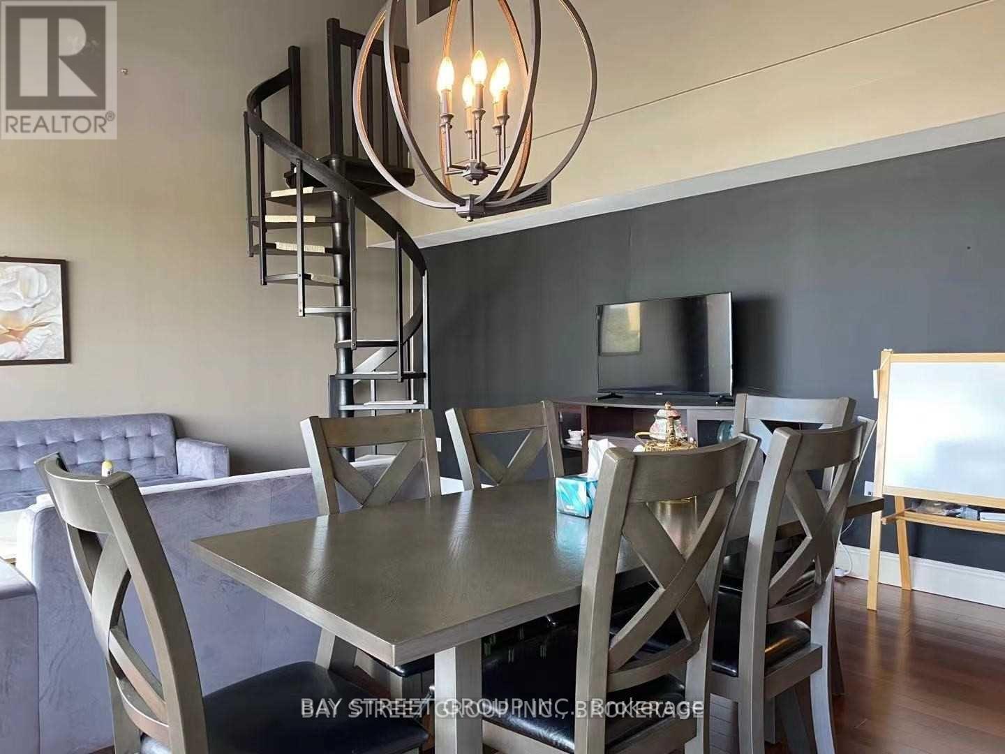 605 - 1071 Queens Avenue, Oakville, ON - Indoor Photo Showing Dining Room