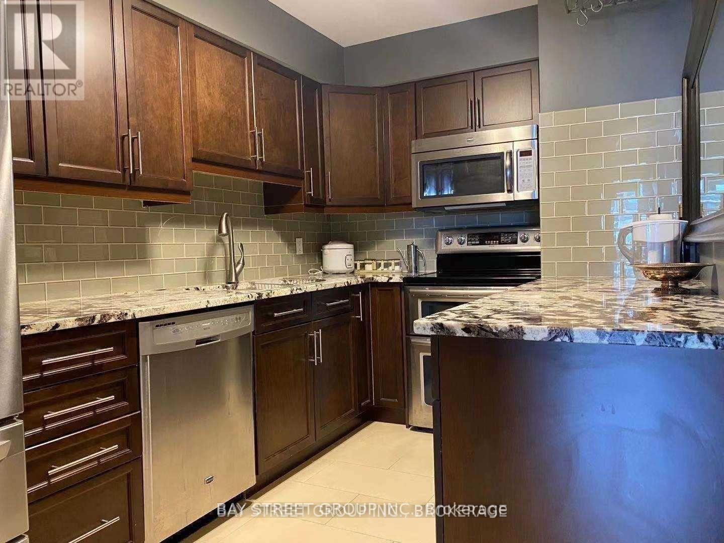 605 - 1071 Queens Avenue, Oakville, ON - Indoor Photo Showing Kitchen
