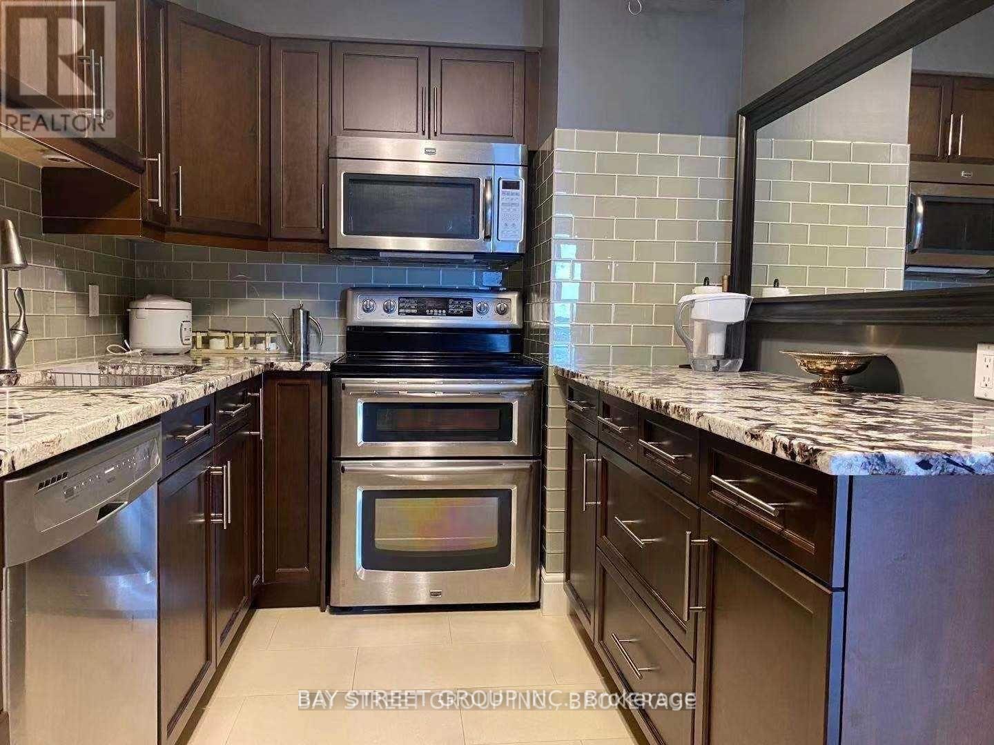 605 - 1071 Queens Avenue, Oakville, ON - Indoor Photo Showing Kitchen With Upgraded Kitchen