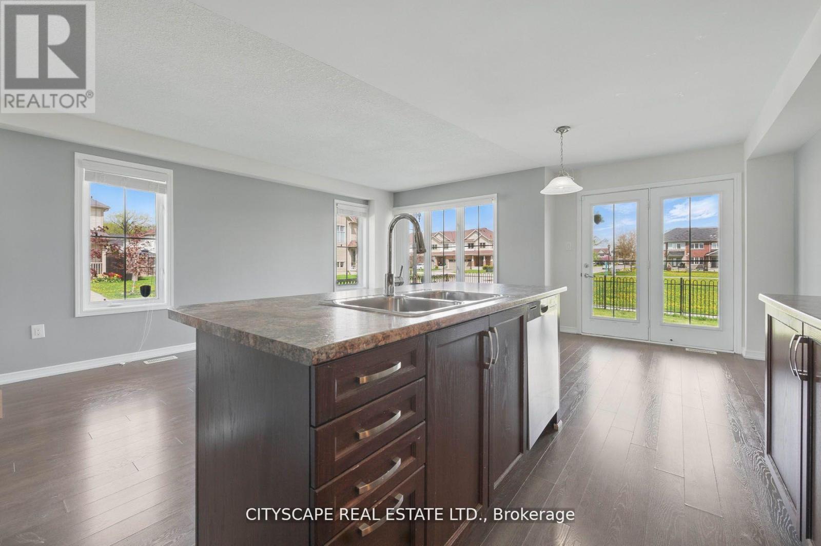 8485 Primrose Lane, Niagara Falls, ON - Indoor Photo Showing Kitchen With Double Sink