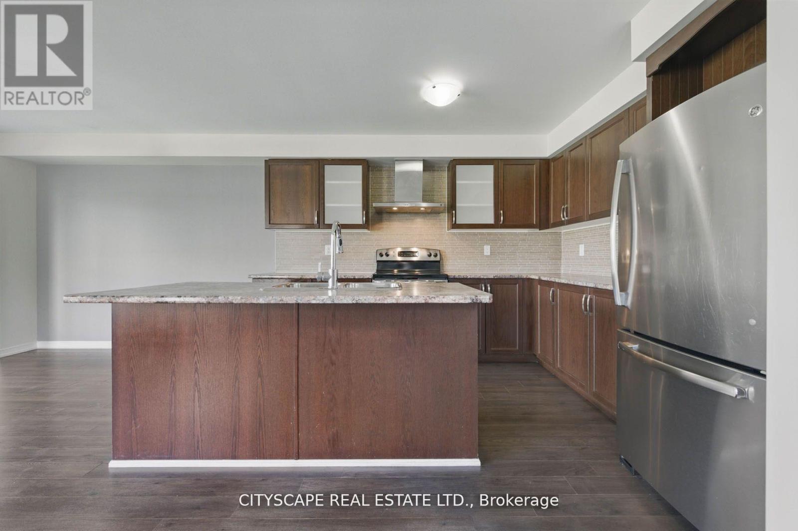 8485 Primrose Lane, Niagara Falls, ON - Indoor Photo Showing Kitchen With Double Sink