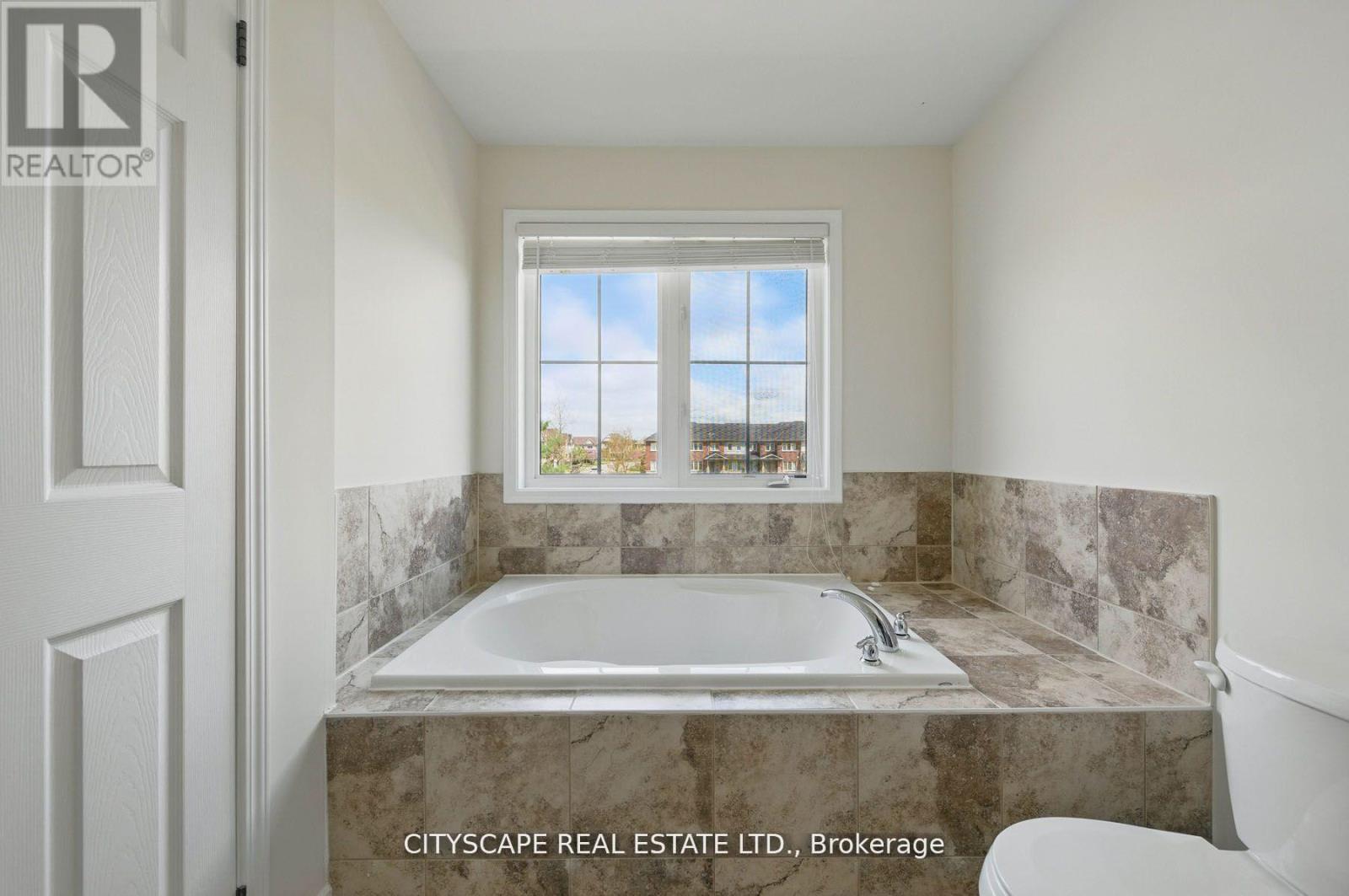 8485 Primrose Lane, Niagara Falls, ON - Indoor Photo Showing Bathroom