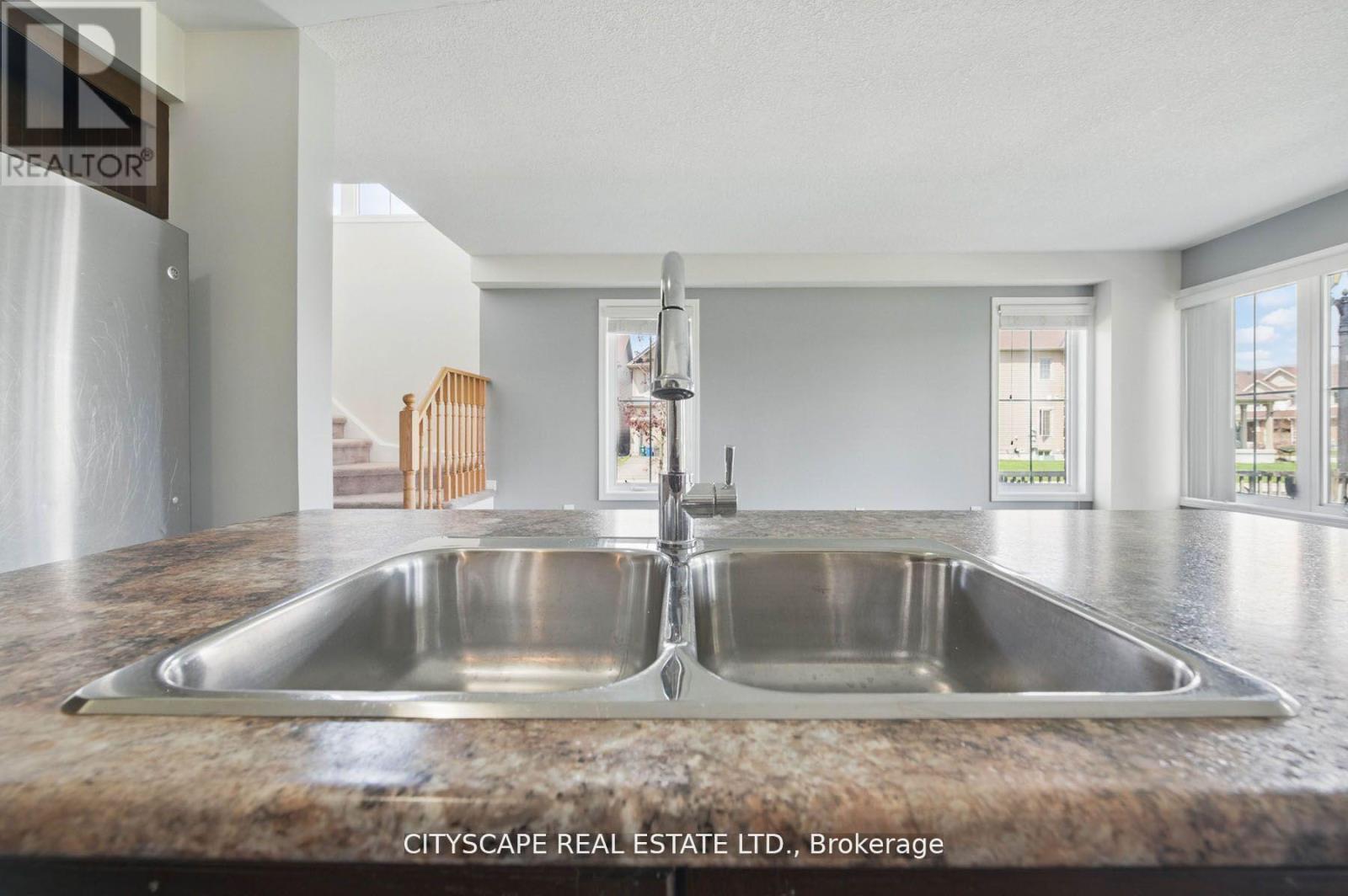 8485 Primrose Lane, Niagara Falls, ON - Indoor Photo Showing Kitchen With Double Sink