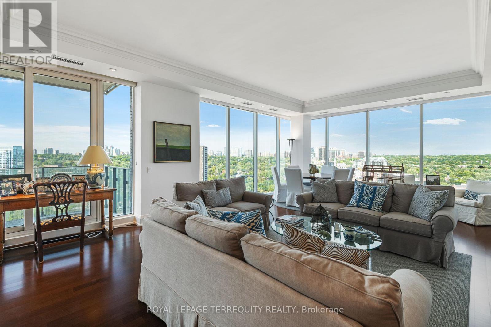 1804 - 88 Davenport Road, Toronto, ON - Indoor Photo Showing Living Room