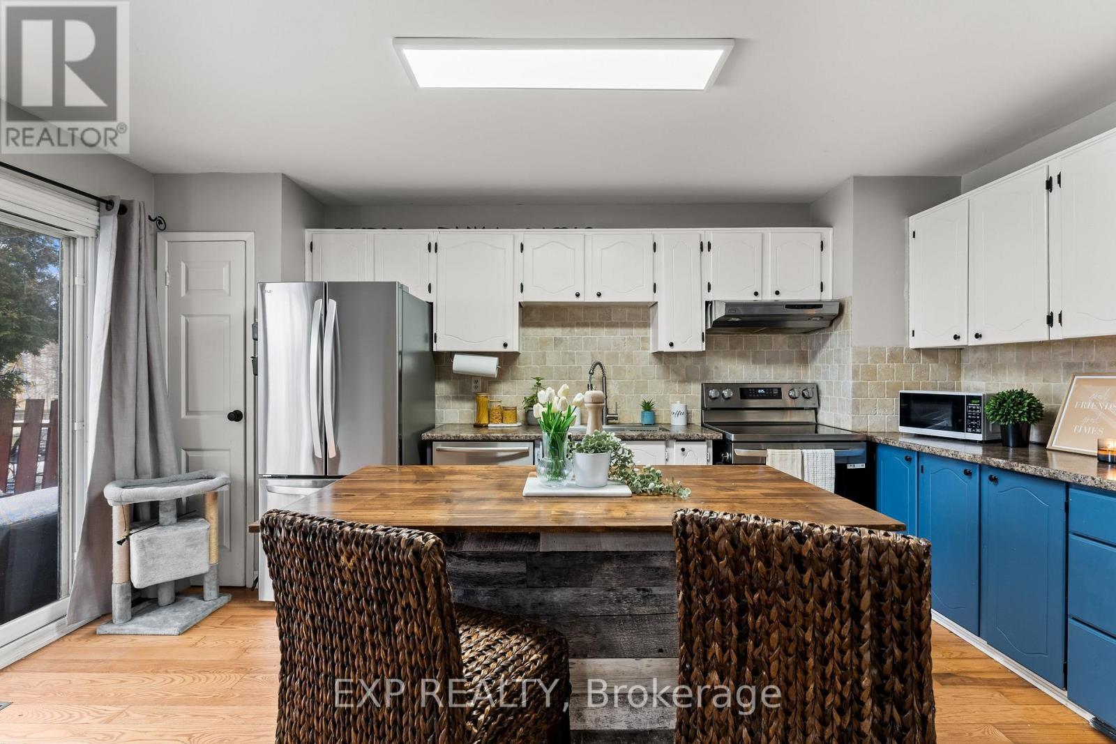 17 Glaceport Avenue, Hamilton, ON - Indoor Photo Showing Kitchen With Upgraded Kitchen