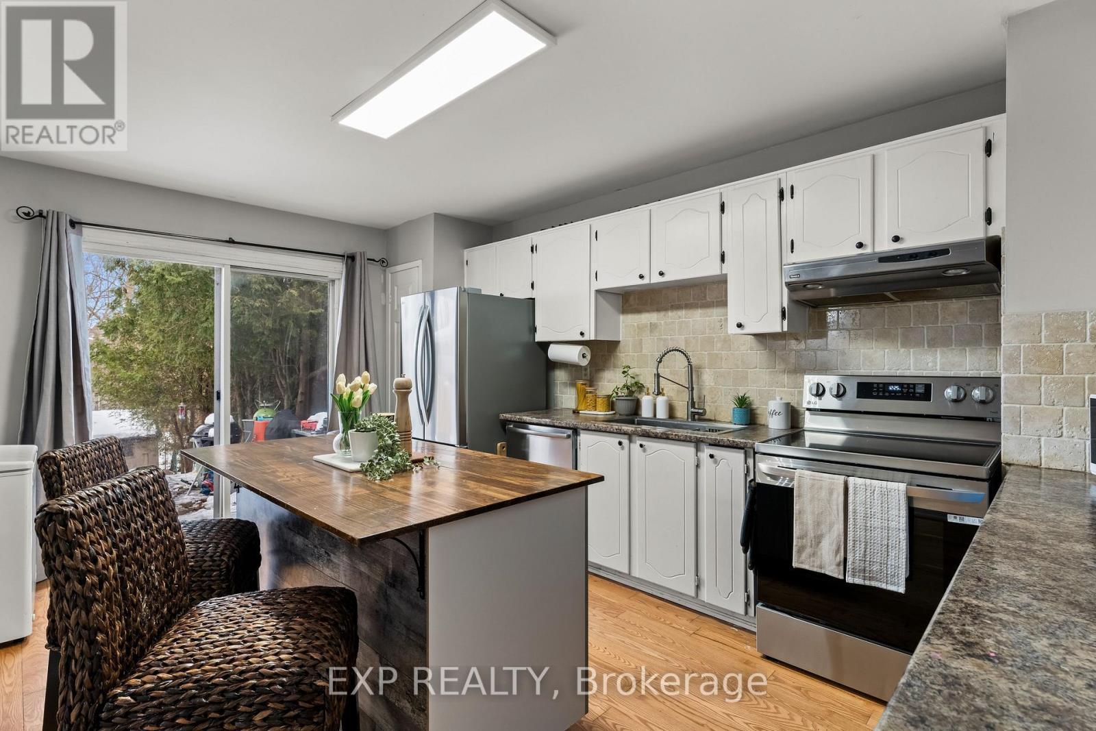 17 Glaceport Avenue, Hamilton, ON - Indoor Photo Showing Kitchen