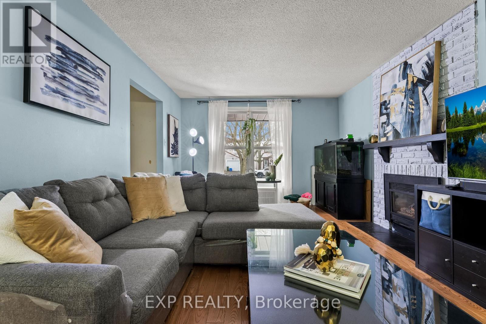 17 Glaceport Avenue, Hamilton, ON - Indoor Photo Showing Living Room With Fireplace