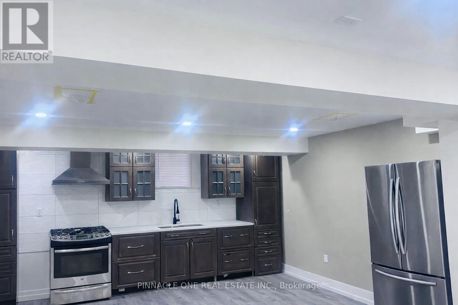 357 Mactier Drive, Vaughan, ON - Indoor Photo Showing Kitchen