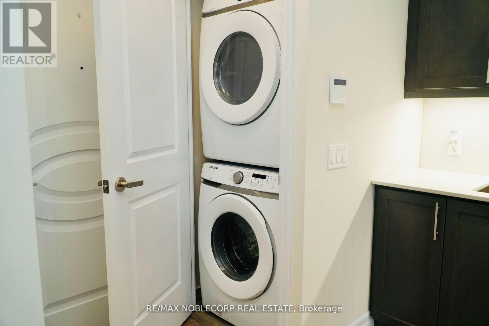 1511 - 9085 Jane Street, Vaughan, ON - Indoor Photo Showing Laundry Room