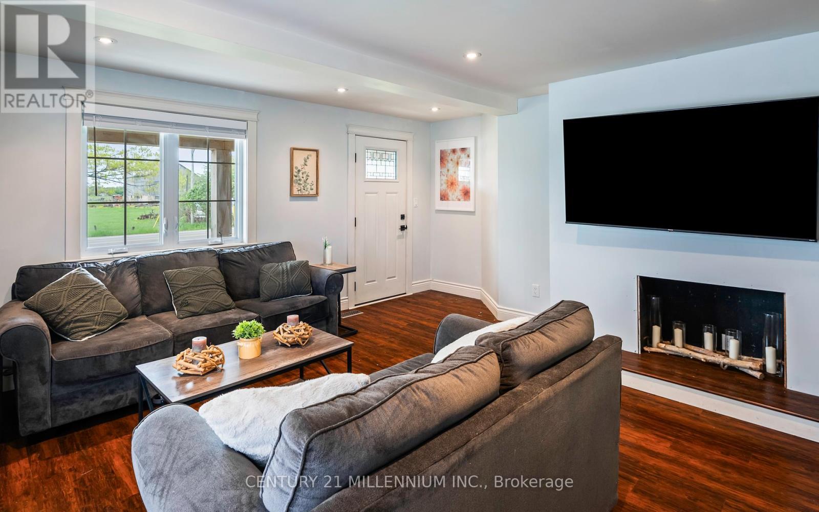 185452 Grey Road 9 Road, Southgate, ON - Indoor Photo Showing Living Room