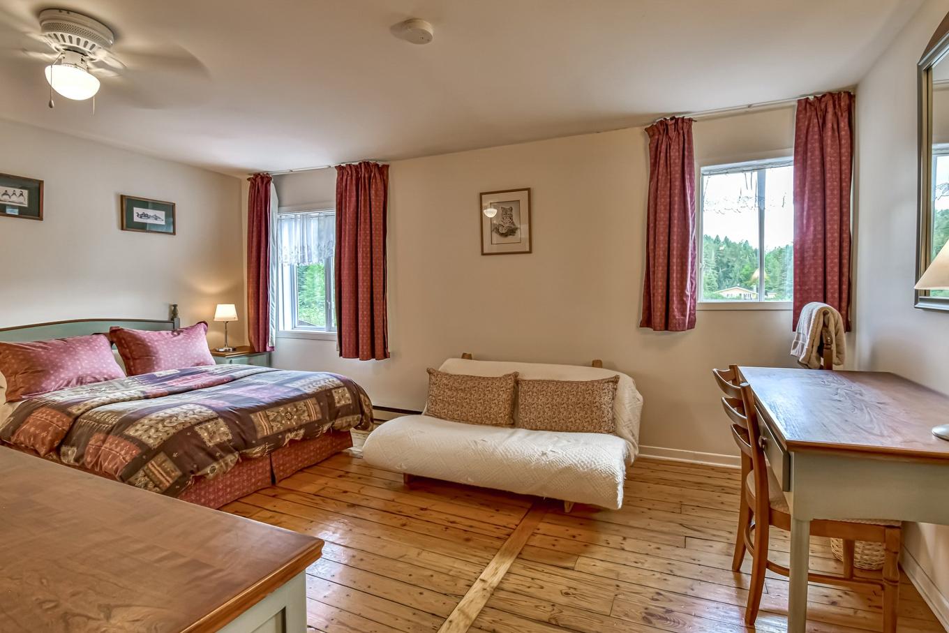 Chambre à coucher - 150 Ch. Guénette, Sainte-Marguerite-Du-Lac-Masson, QC - Indoor Photo Showing Bedroom