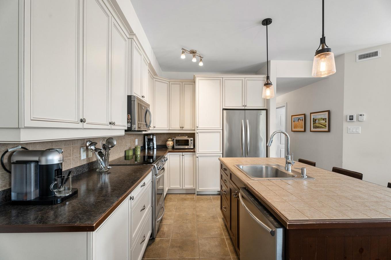Kitchen - F-8 Rue Ste-Lucie, Sainte-Agathe-Des-Monts, QC - Indoor Photo Showing Kitchen With Upgraded Kitchen