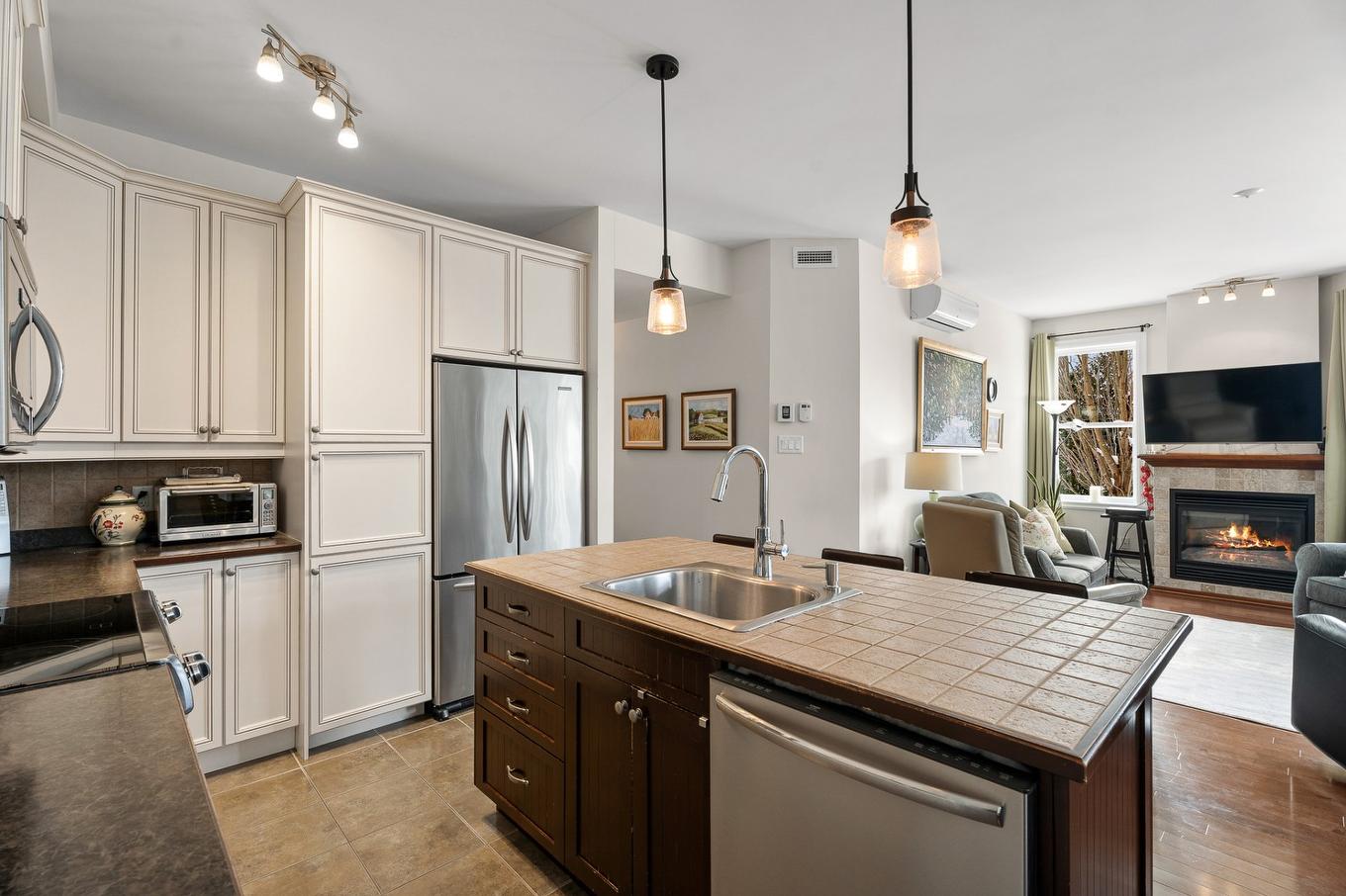 Kitchen - F-8 Rue Ste-Lucie, Sainte-Agathe-Des-Monts, QC - Indoor Photo Showing Kitchen With Upgraded Kitchen