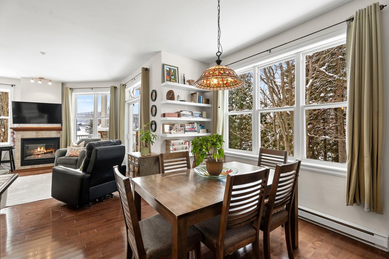 Dining room - F-8 Rue Ste-Lucie, Sainte-Agathe-Des-Monts, QC - Indoor Photo Showing Dining Room With Fireplace