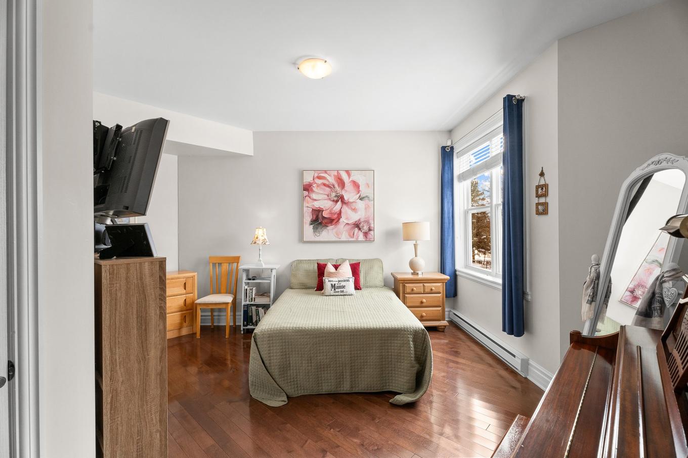 Primary bedroom - F-8 Rue Ste-Lucie, Sainte-Agathe-Des-Monts, QC - Indoor Photo Showing Bedroom
