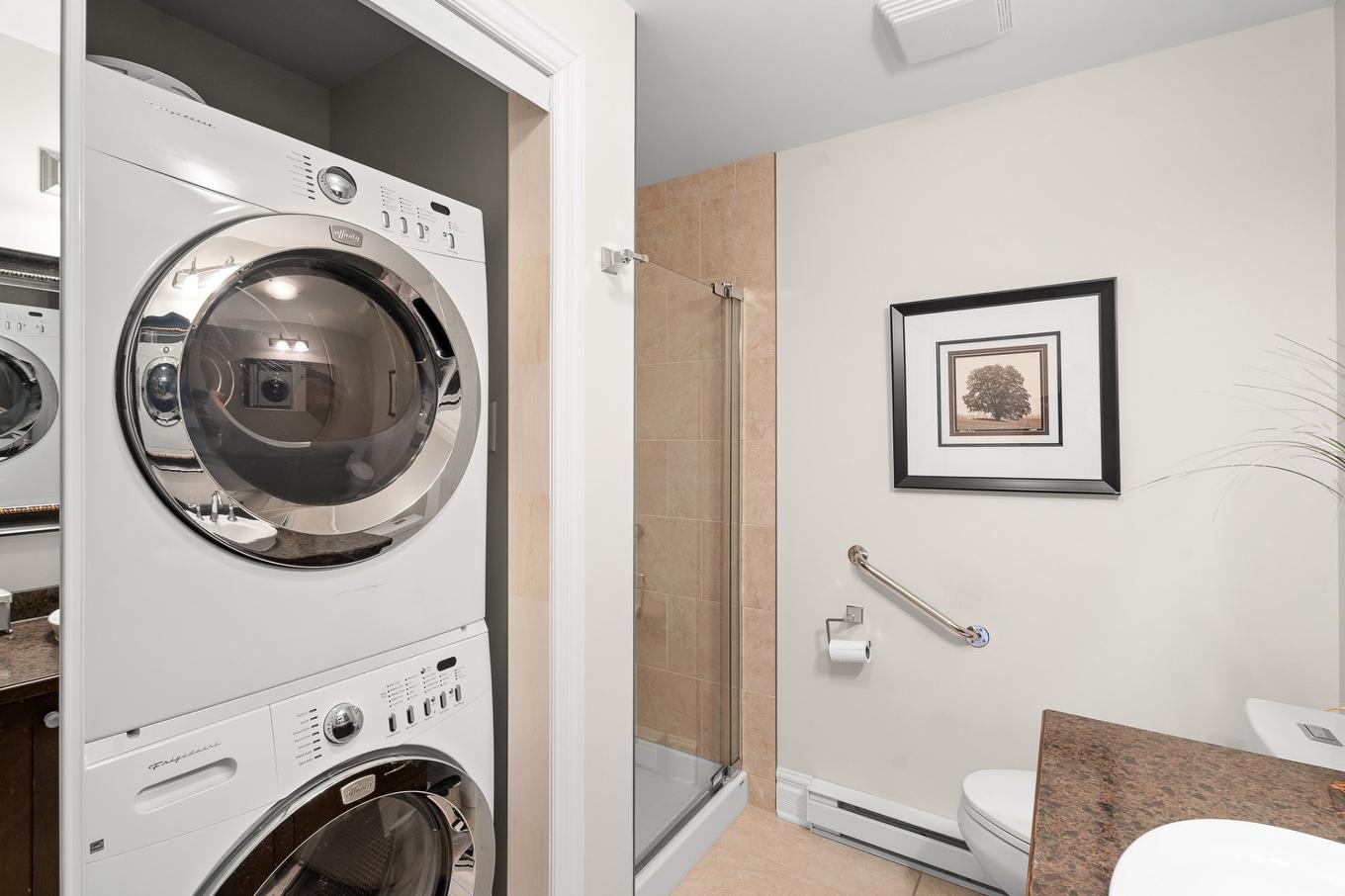 Bathroom - F-8 Rue Ste-Lucie, Sainte-Agathe-Des-Monts, QC - Indoor Photo Showing Laundry Room