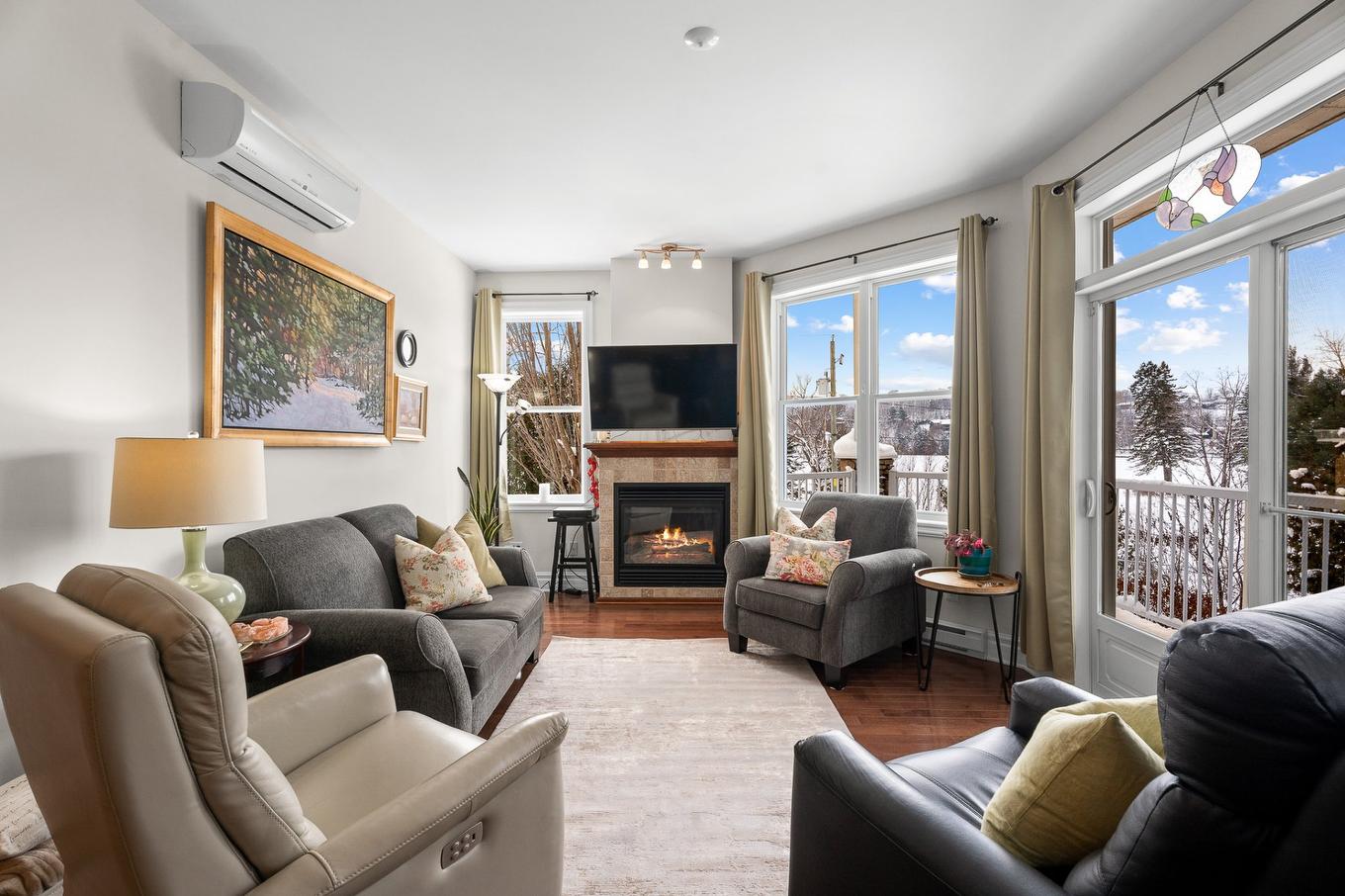 Living room - F-8 Rue Ste-Lucie, Sainte-Agathe-Des-Monts, QC - Indoor Photo Showing Living Room With Fireplace
