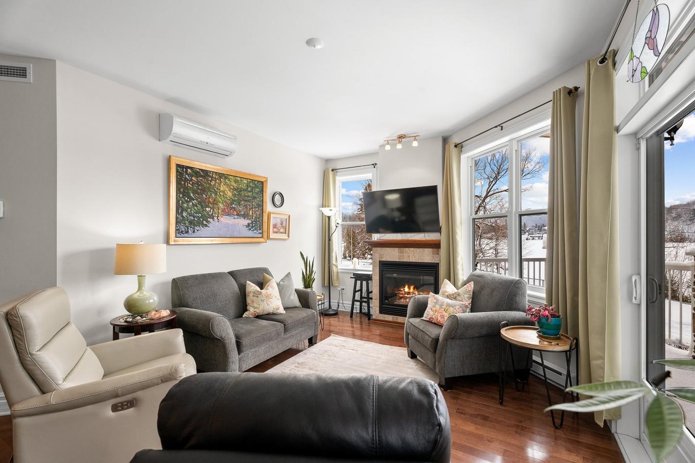 Living room - F-8 Rue Ste-Lucie, Sainte-Agathe-Des-Monts, QC - Indoor Photo Showing Living Room With Fireplace