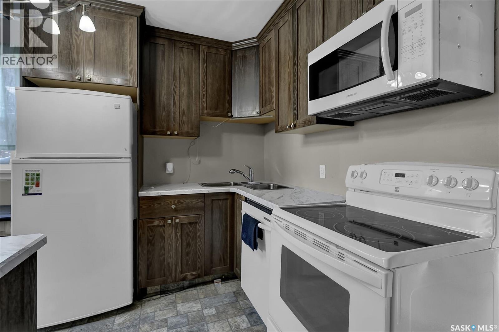 2645 Broder Street, Regina, SK - Indoor Photo Showing Kitchen