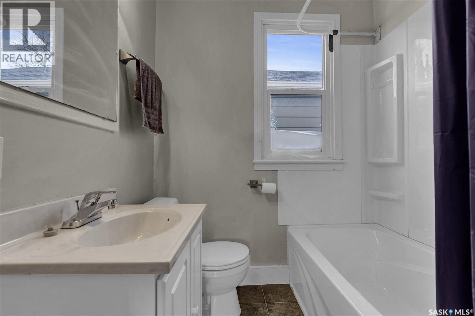 2645 Broder Street, Regina, SK - Indoor Photo Showing Bathroom