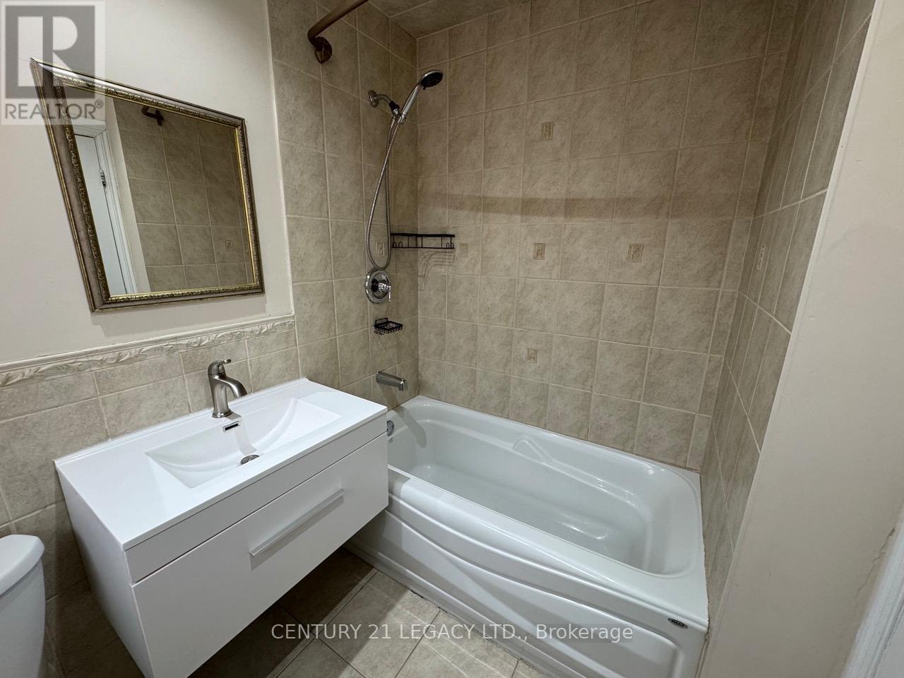 15 Vange Crescent, Toronto, ON - Indoor Photo Showing Bathroom