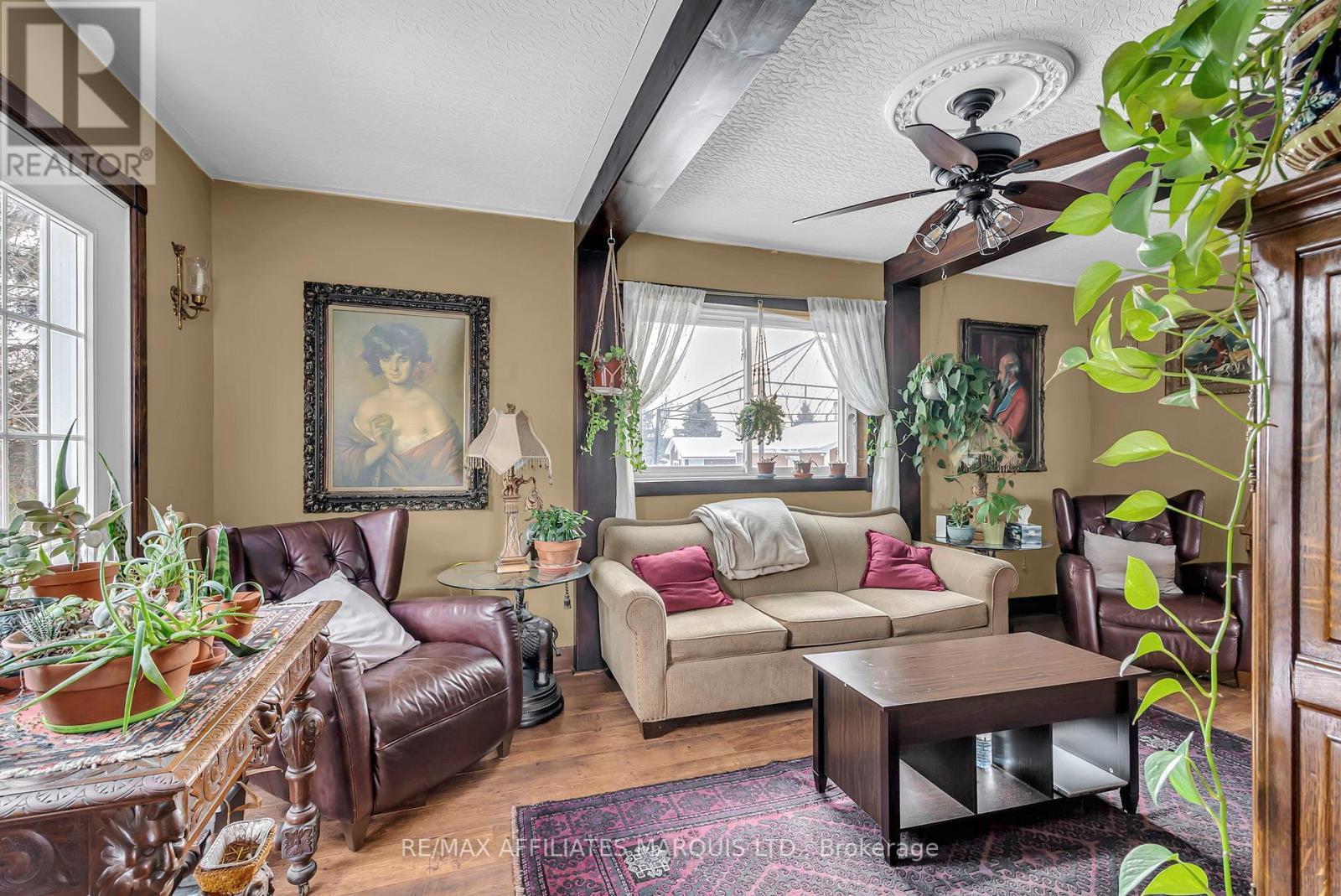 1590 Cornwall Centre Road, Cornwall, ON - Indoor Photo Showing Living Room