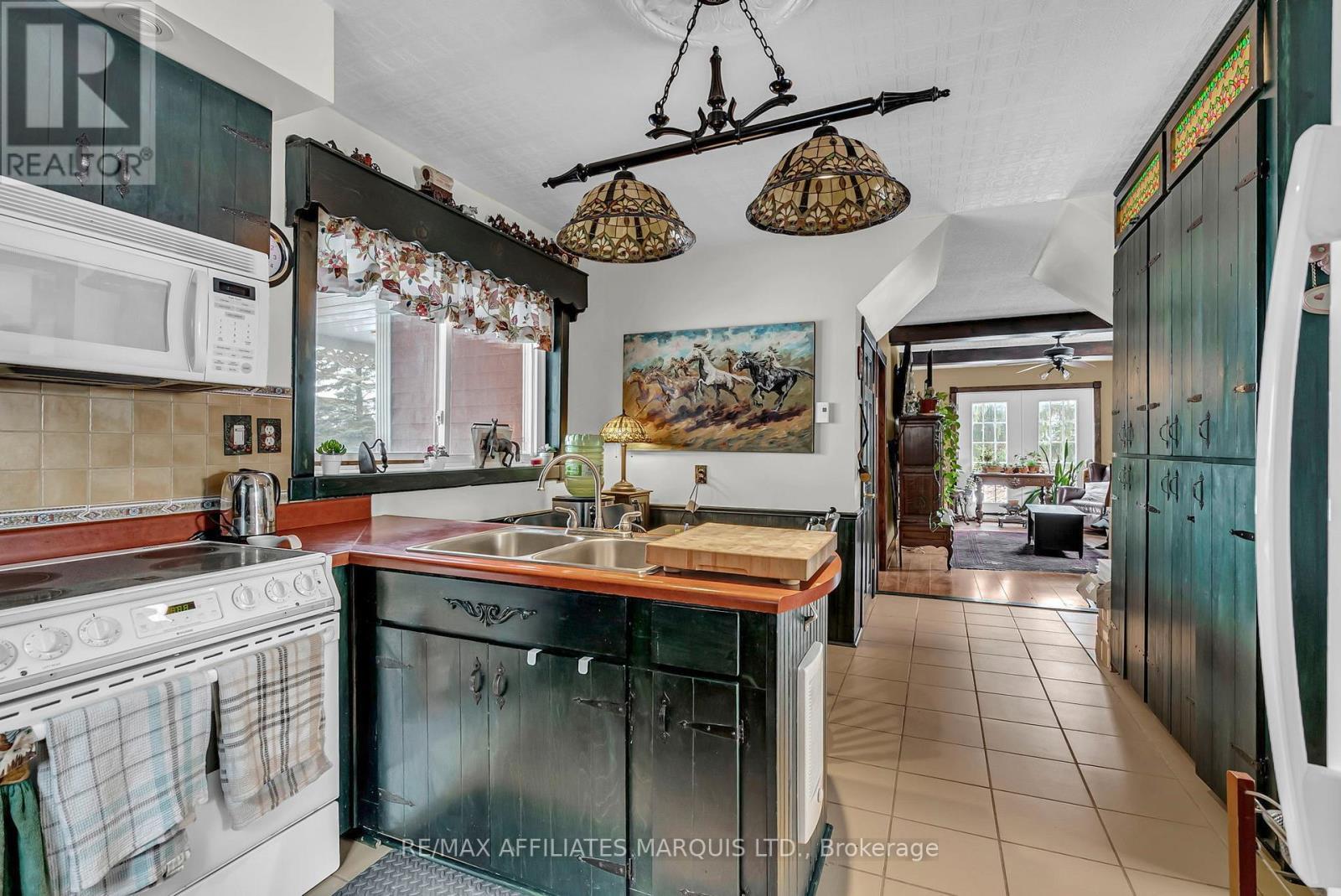1590 Cornwall Centre Road, Cornwall, ON - Indoor Photo Showing Kitchen With Double Sink