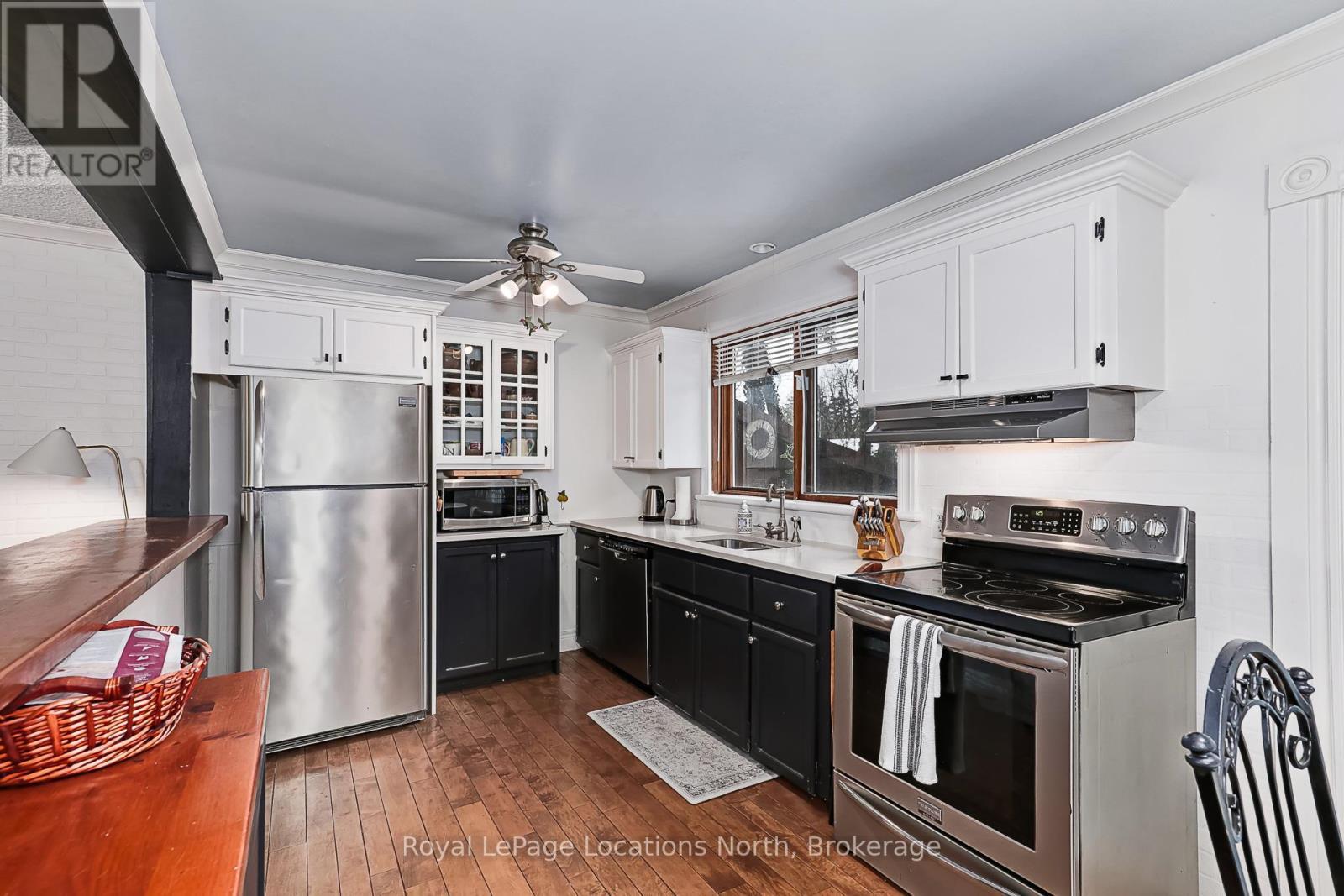 2 Sunset Court, Collingwood, ON - Indoor Photo Showing Kitchen