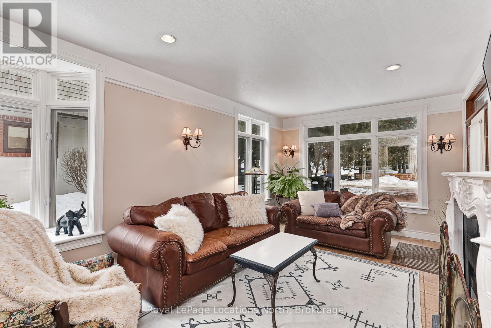 2 Sunset Court, Collingwood, ON - Indoor Photo Showing Living Room