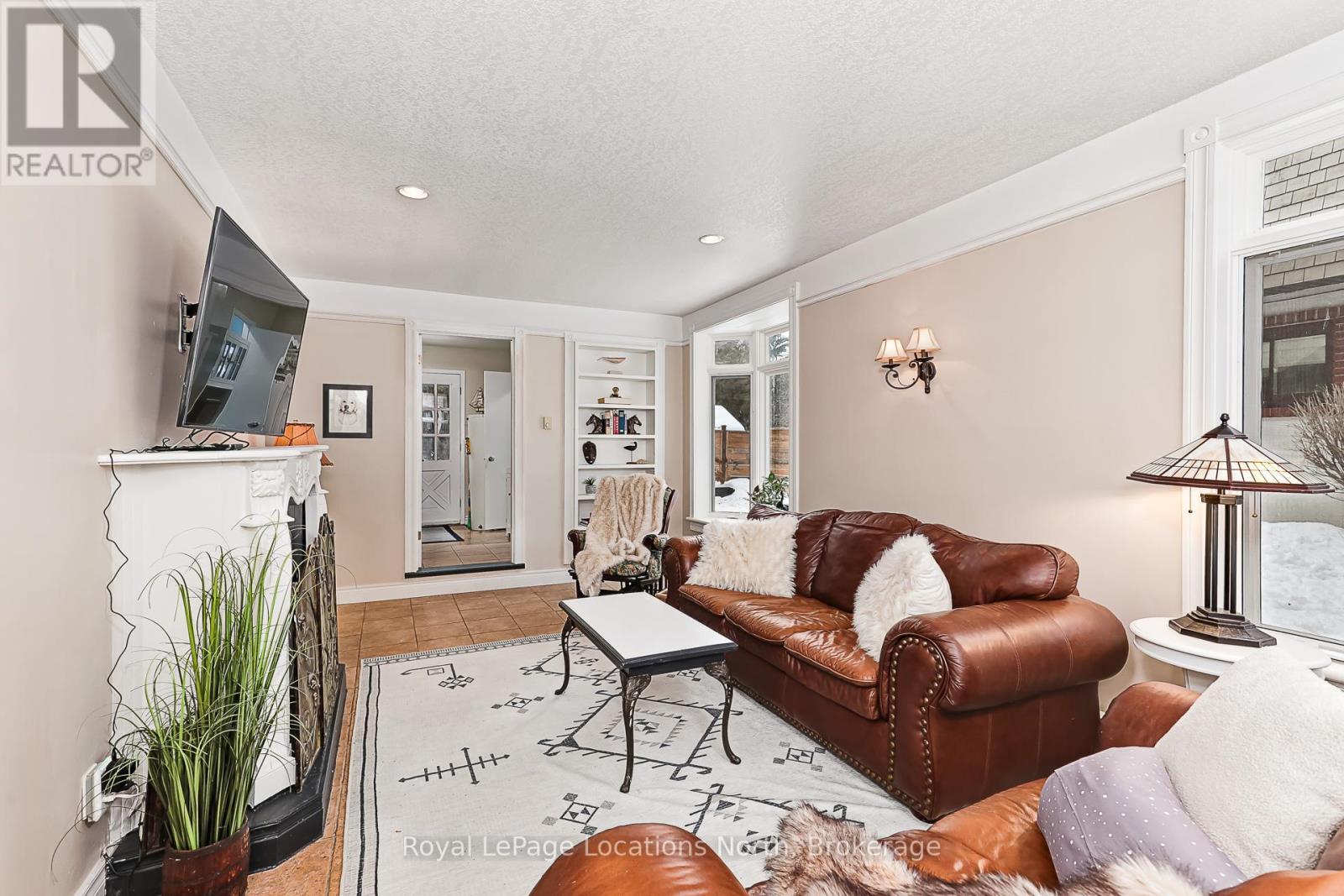 2 Sunset Court, Collingwood, ON - Indoor Photo Showing Living Room