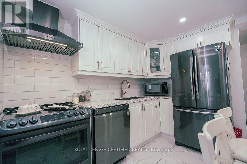 1907 - 145 Hillcrest Avenue, Mississauga, ON - Indoor Photo Showing Kitchen