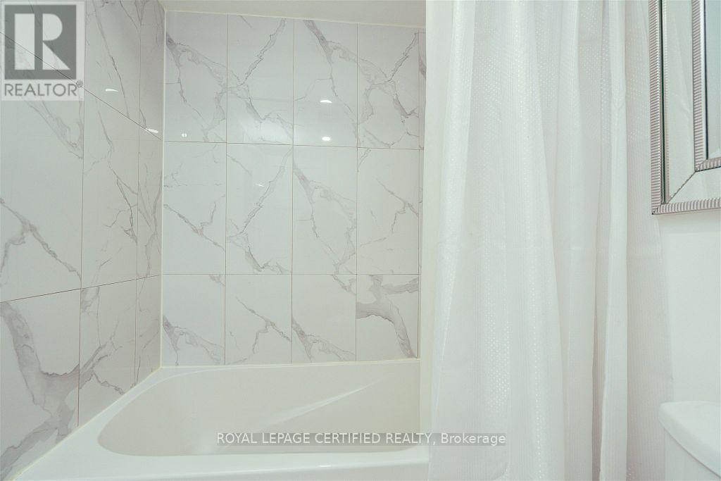 1907 - 145 Hillcrest Avenue, Mississauga, ON - Indoor Photo Showing Bathroom
